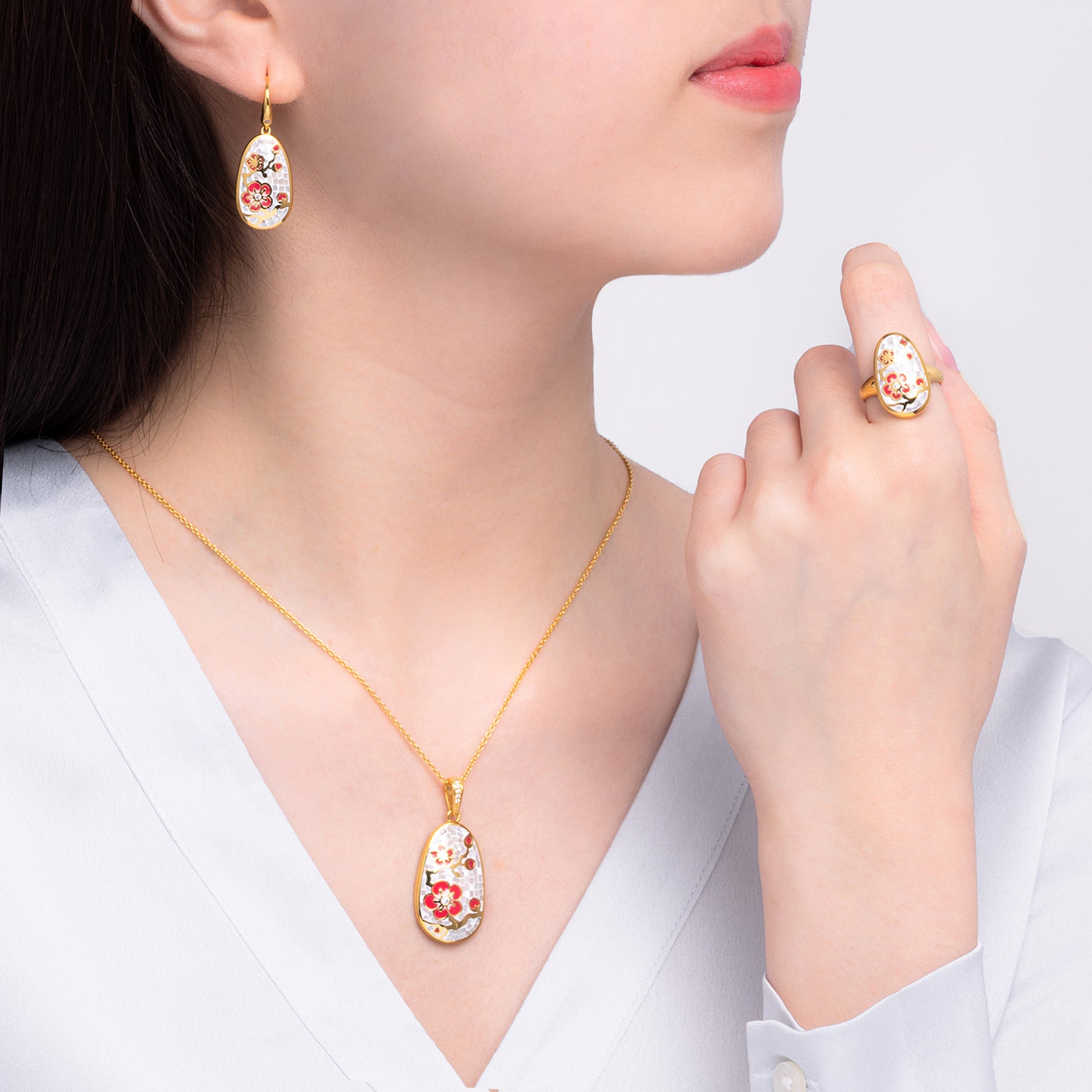 Plum Blossom Mosaic Mother of Pearl Necklace Gold | Shen Yun