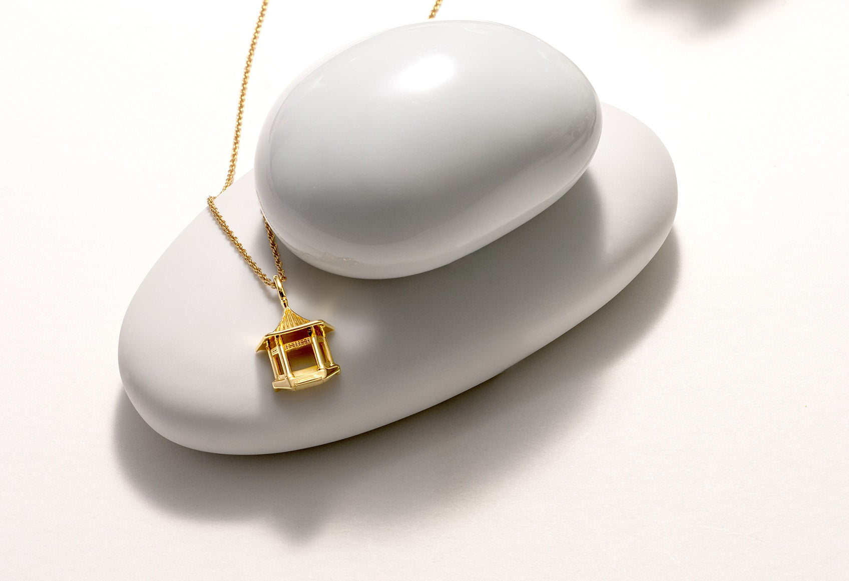 「雅緻亭臺」墜飾系列 - 優雅的亭臺是神韻天幕中不可或缺的風景線，從周代開始，就是被古人作為瞭望塔、官員辦公和行人休憩的古典建築。精緻的亭台墜飾會讓神韻之美伴您左右，讓您的心靈得以在一方淨土休憩後，展望生活的美好與希望。